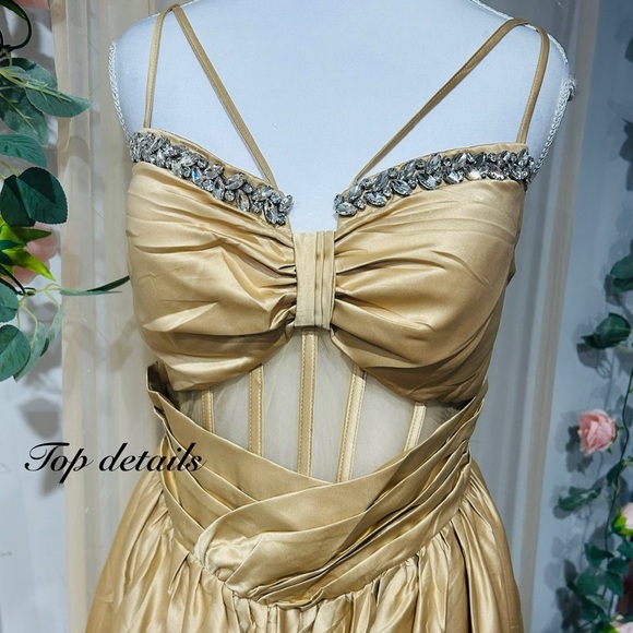 Glamorous Gold Strappy Evening Gown - Picture 4 of 4